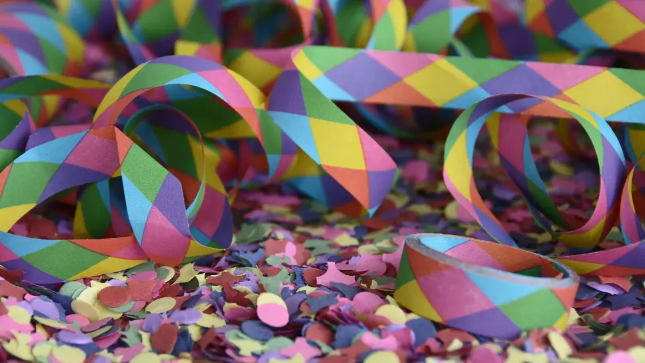 Nastrono colorato e coriandoli, perfetti per quando si festeggia Carnevale con allegria e divertimento.
