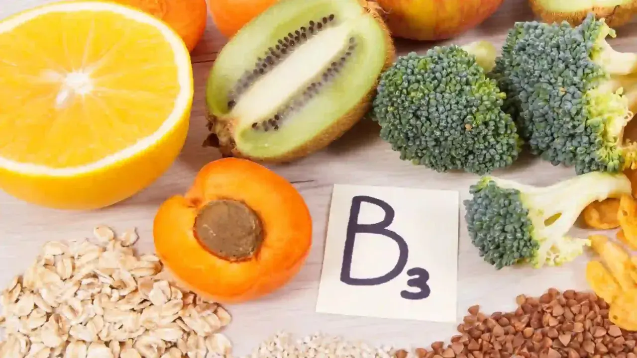 Fruits, légumes et céréales illustrant les vitamine b3 bienfaits. Orange, kiwi, abricot, brocoli, flocons d'avoine, sarrasin.