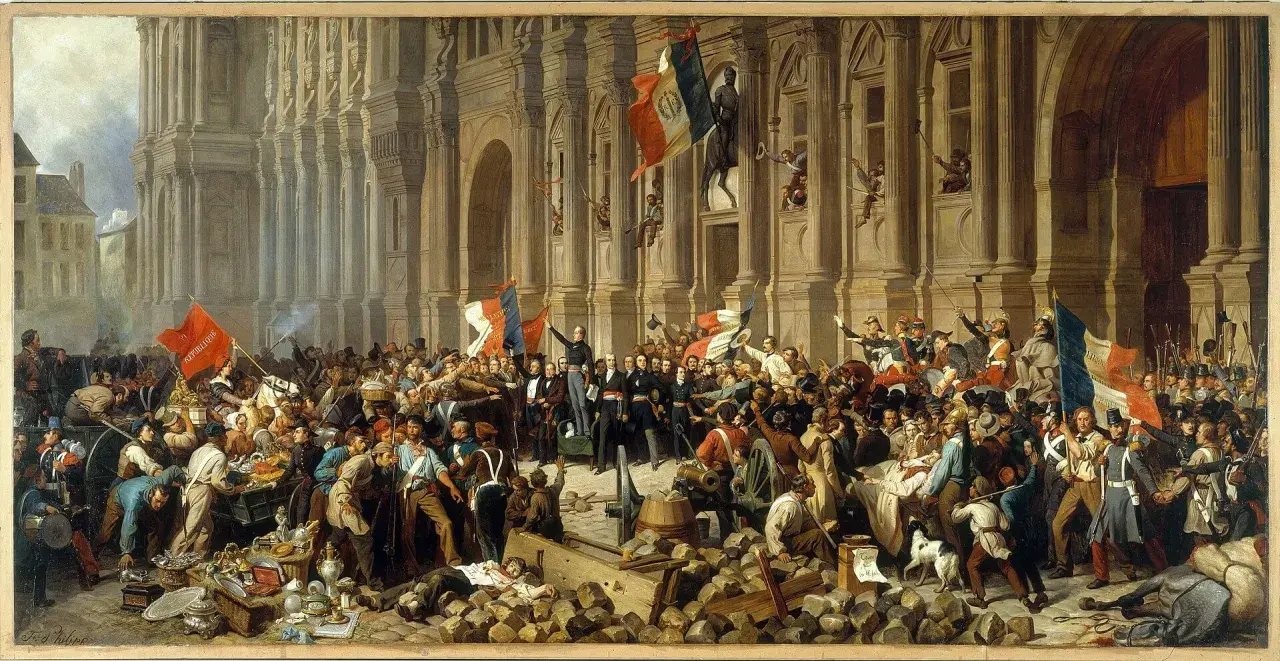 Menschenmenge vor prächtigem Gebäude, Fahnen wehen, ein Mann auf Podest verkündet die Februarrevolution 1848.