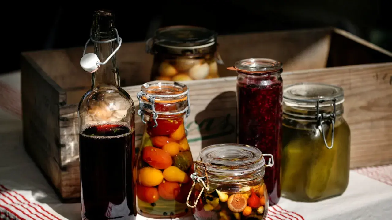 Här är en samling konserverade godsaker, redo att njutas. Att sterilisera glasburkar är nyckeln till att bevara dessa smaker.
