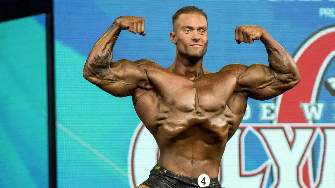 Ein Bodybuilder präsentiert seine Muskeln auf der Bühne des Classic Physique Olympia.