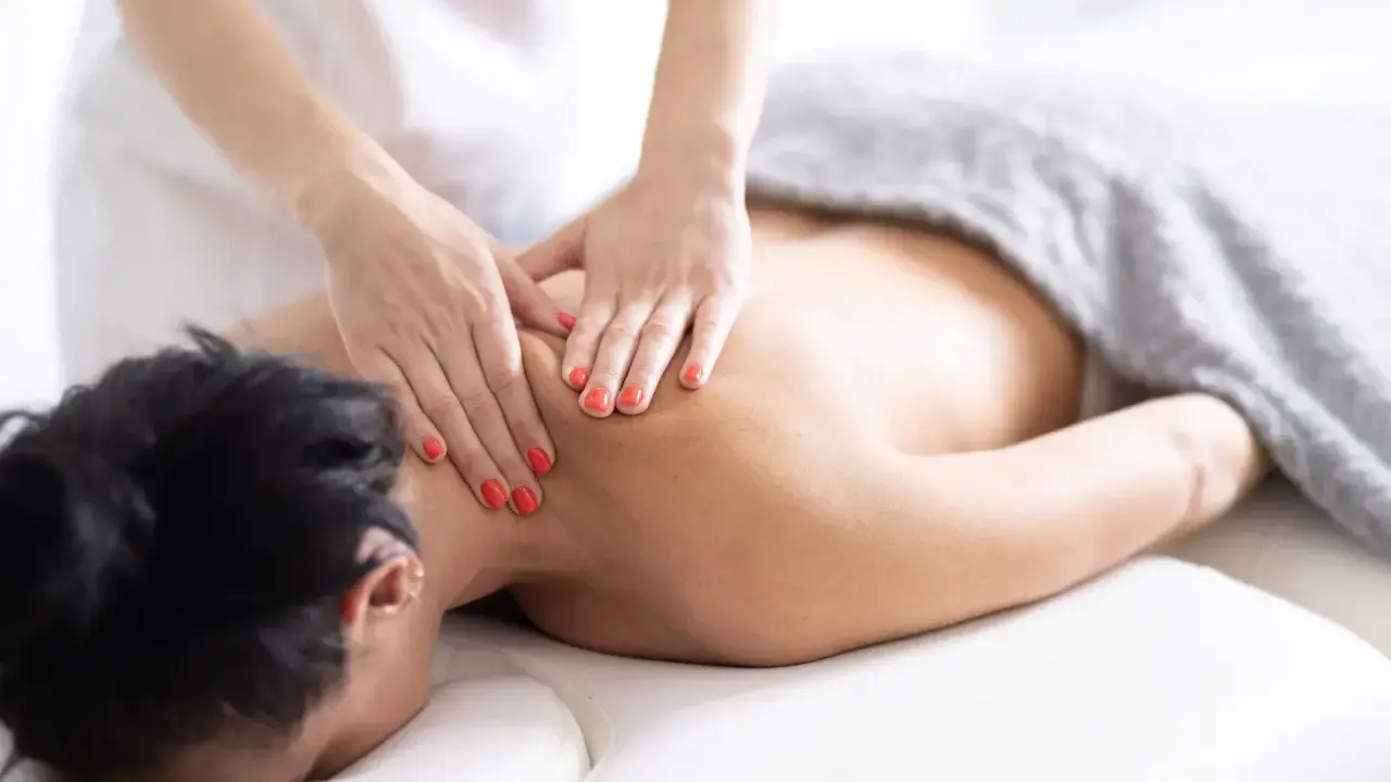 Relaksacyjny masaż pleców. Czy na masażu trzeba się rozebrać? Zazwyczaj tak, aby terapeuta miał dostęp do skóry.