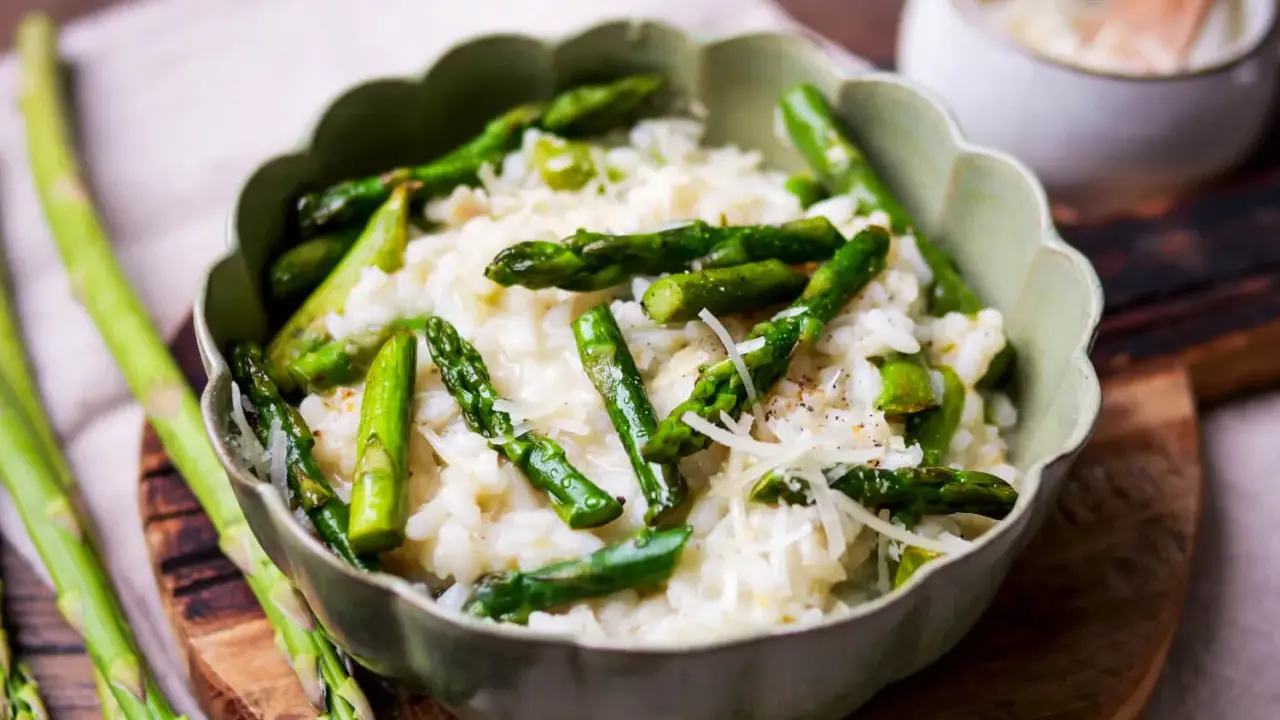 Cremiges Risotto mit frischem Spargel und Parmesan, ein Frühlingsgenuss.