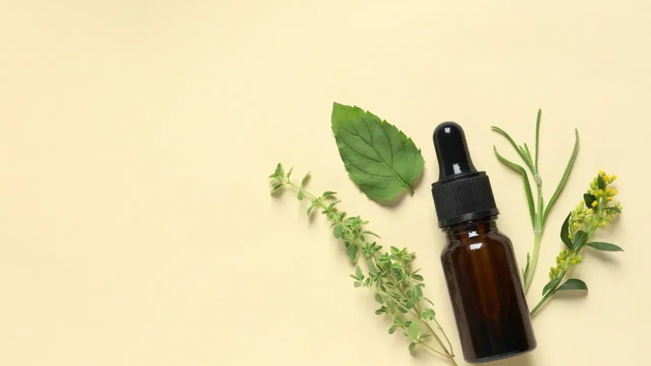 Flacon d'huile essentielle, menthe, thym et romarin, pour soulager la toux sèche.
