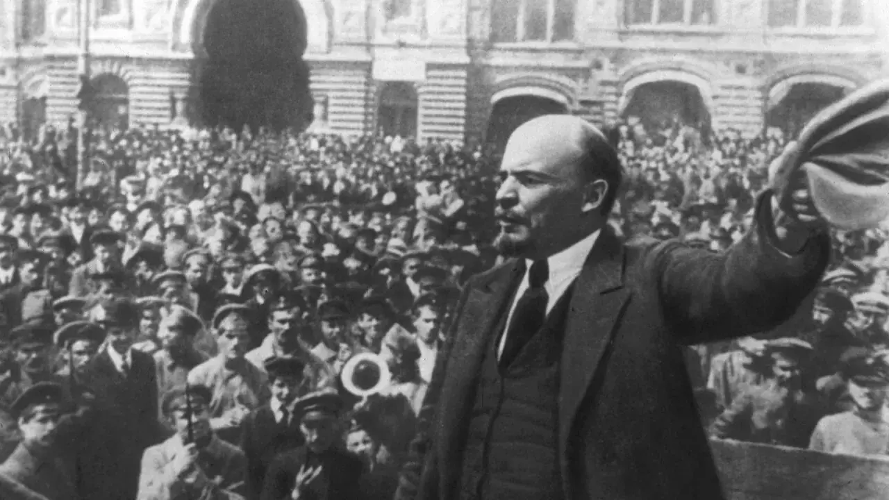 Lenin spricht zu einer jubelnden Menge in Russland, ein entscheidender Moment der Oktoberrevolution.