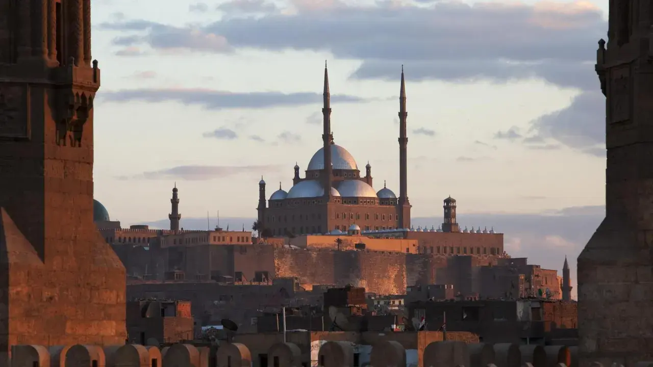 Die Zitadelle von Saladin in Kairo, ein Zeugnis der reichen Kairo Geschichte, mit der Moschee von Muhammad Ali im Abendlicht.