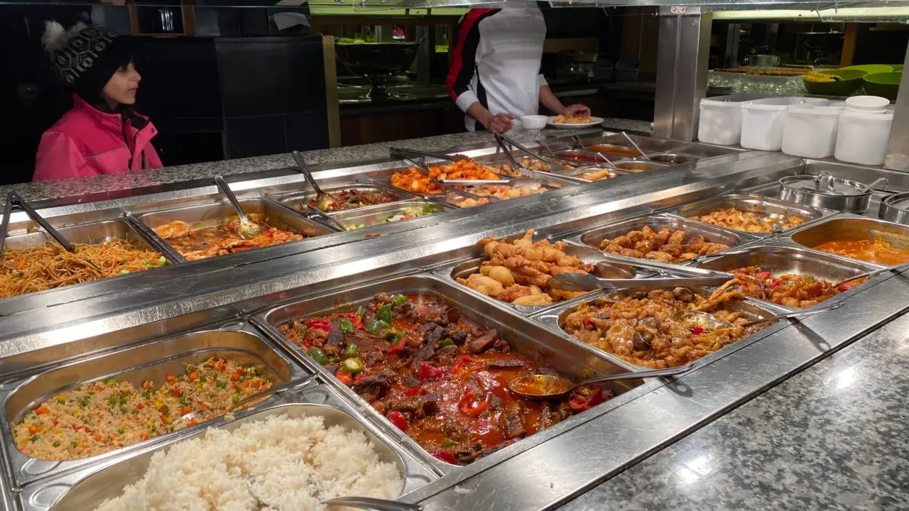 En buffé med asiatisk mat, perfekt för en semestermåltid. Läs gärna våra holiday restaurang & bar recensioner för tips!
