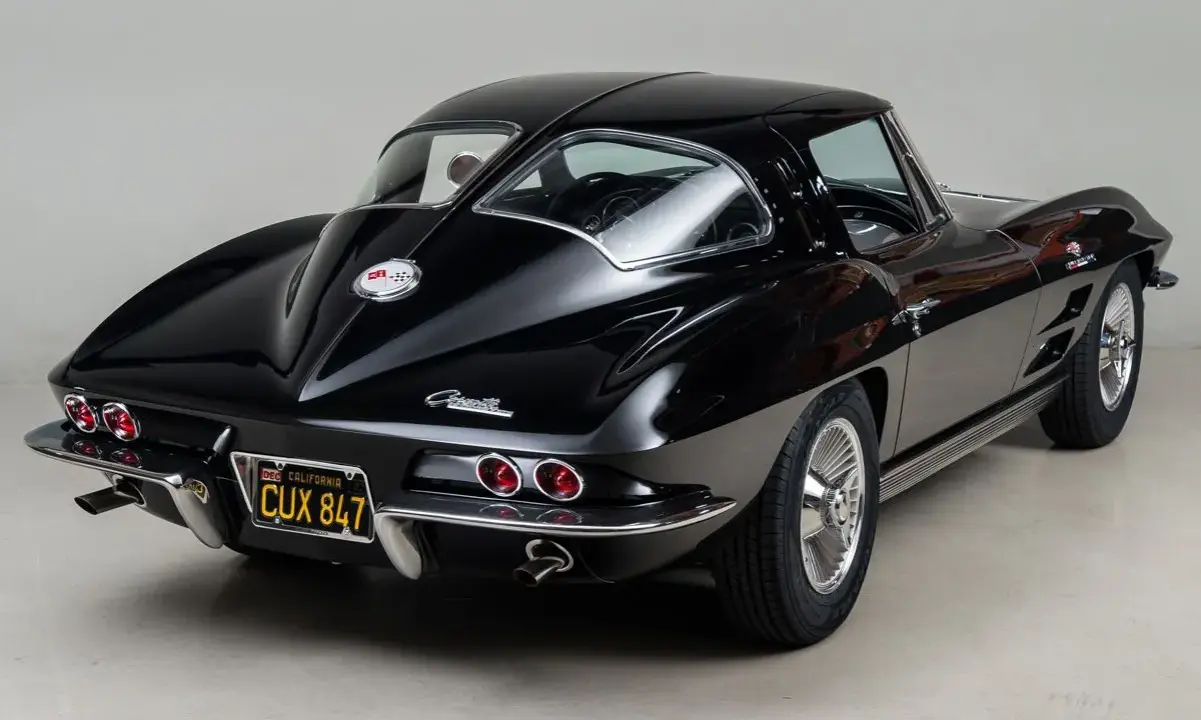 Un clásico Corvette Stingray negro, un ícono de los muscle cars americanos, con su distintiva silueta y detalles cromados.