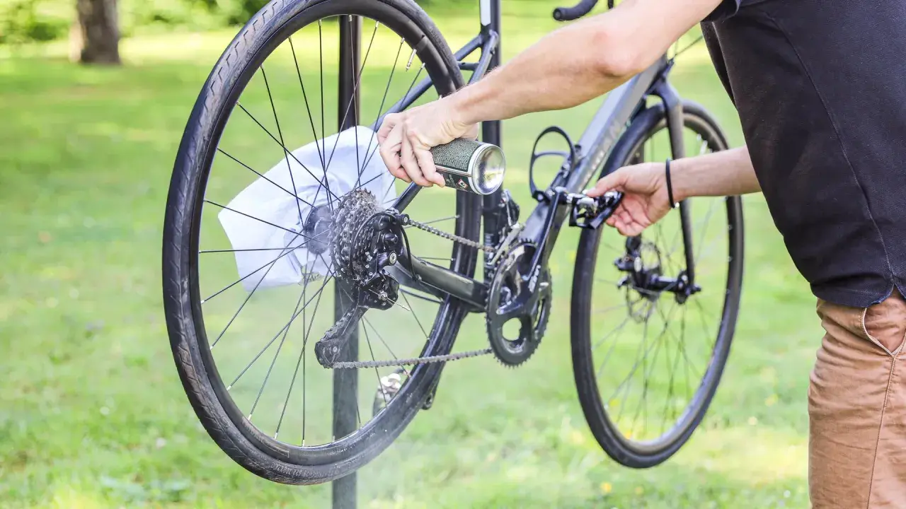 Czyszczenie napędu roweru specjalnym preparatem. Warto wiedzieć, czym czyścić rower, by służył długo.