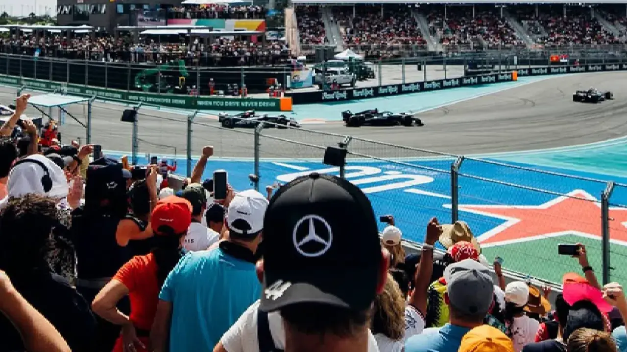 Aficionados vibran con la carrera de F1 Miami, capturando cada momento. ¡Consulta los f1 miami horarios para no perderte la acción!