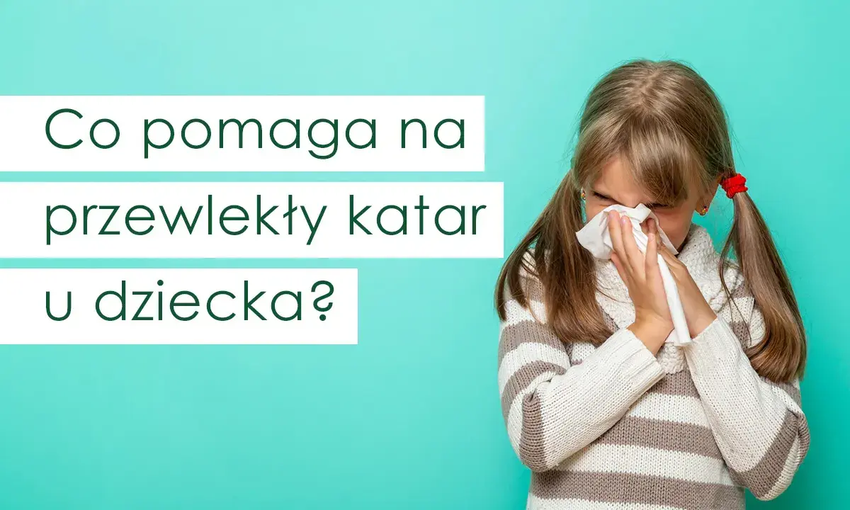 Dziewczynka z chusteczką w dłoniach, jakby czytała wierszyk Jana Brzechwy o katarze. Co pomaga na przewlekły katar u dziecka?
