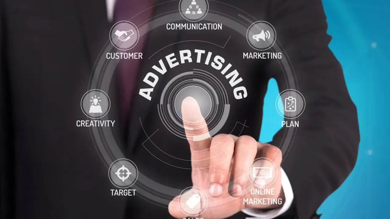 Biznesmen dotyka ekranu, wybierając opcje związane z reklamą stron internetowych: marketing, planowanie, sprzedaż, target, kreatywność, klienta i komunikację.