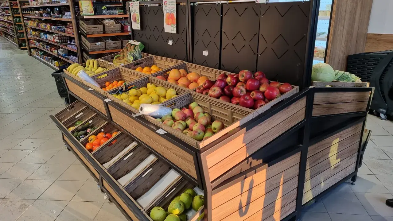 Świeże owoce i warzywa w sklepie w Bukowinie Tatrzańskiej: jabłka, gruszki, cytryny, pomarańcze, banany, kiwi, pomidory, ogórki i kapusta.