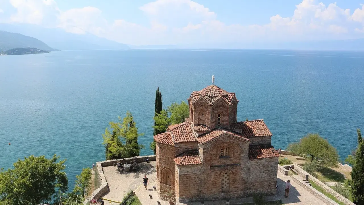 Kościół św. Jana w Ochrydzie, Macedonia. Widok na jezioro. Czy to dowód, czy paszport, by tu przyjechać?