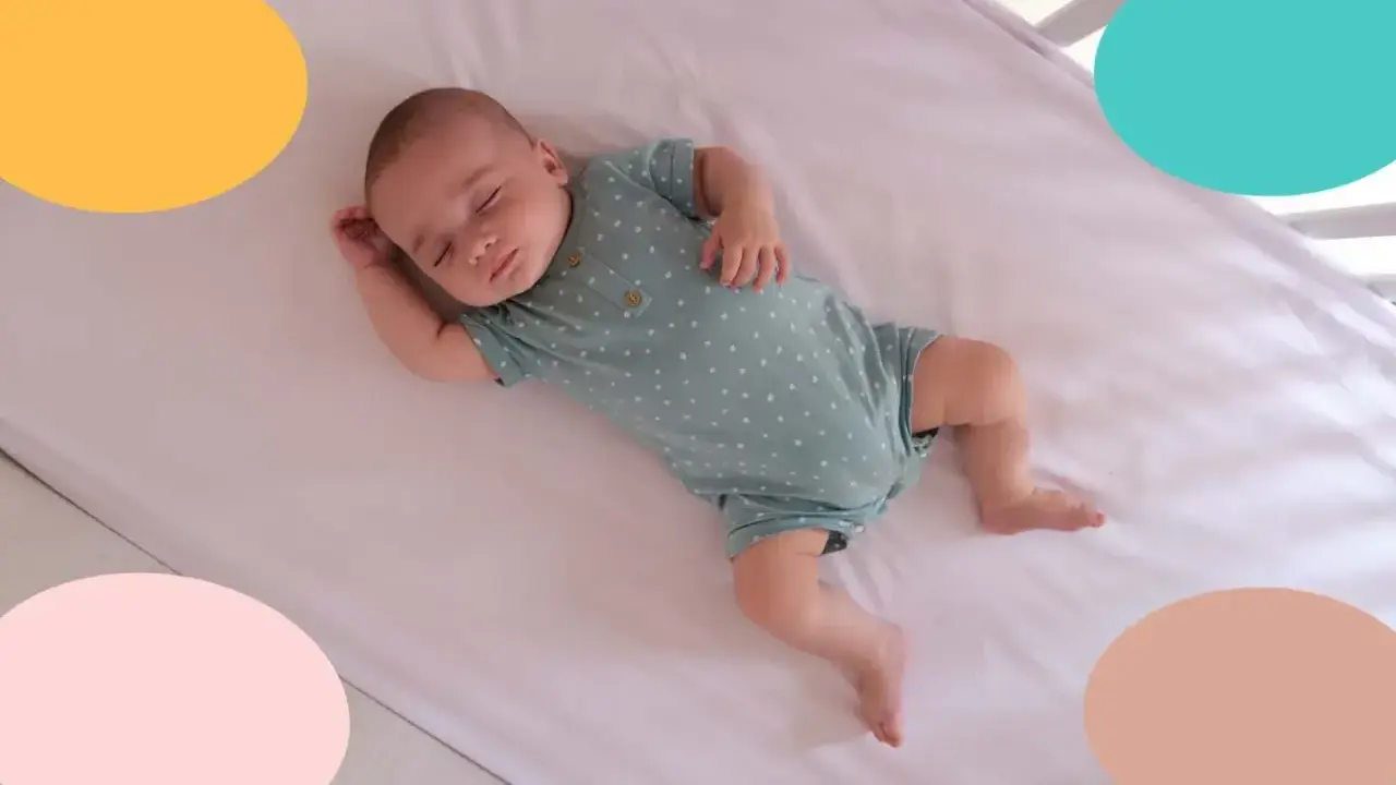 Bebé durmiendo plácidamente en su cuna, quizás porque mi bebé de repente duerme mucho.