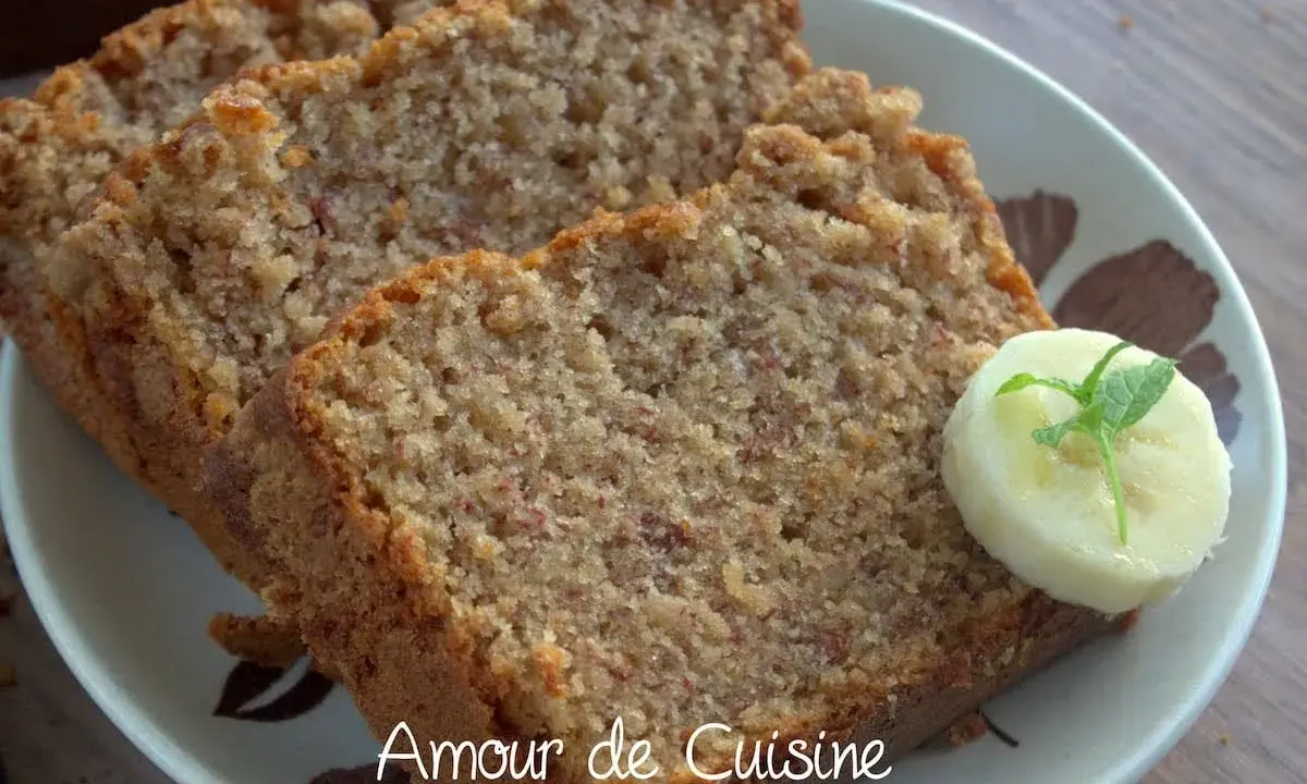 Tranches de gâteau banane moelleux, garnies d'une rondelle de banane et d'une feuille de menthe. Un délice fait maison.
