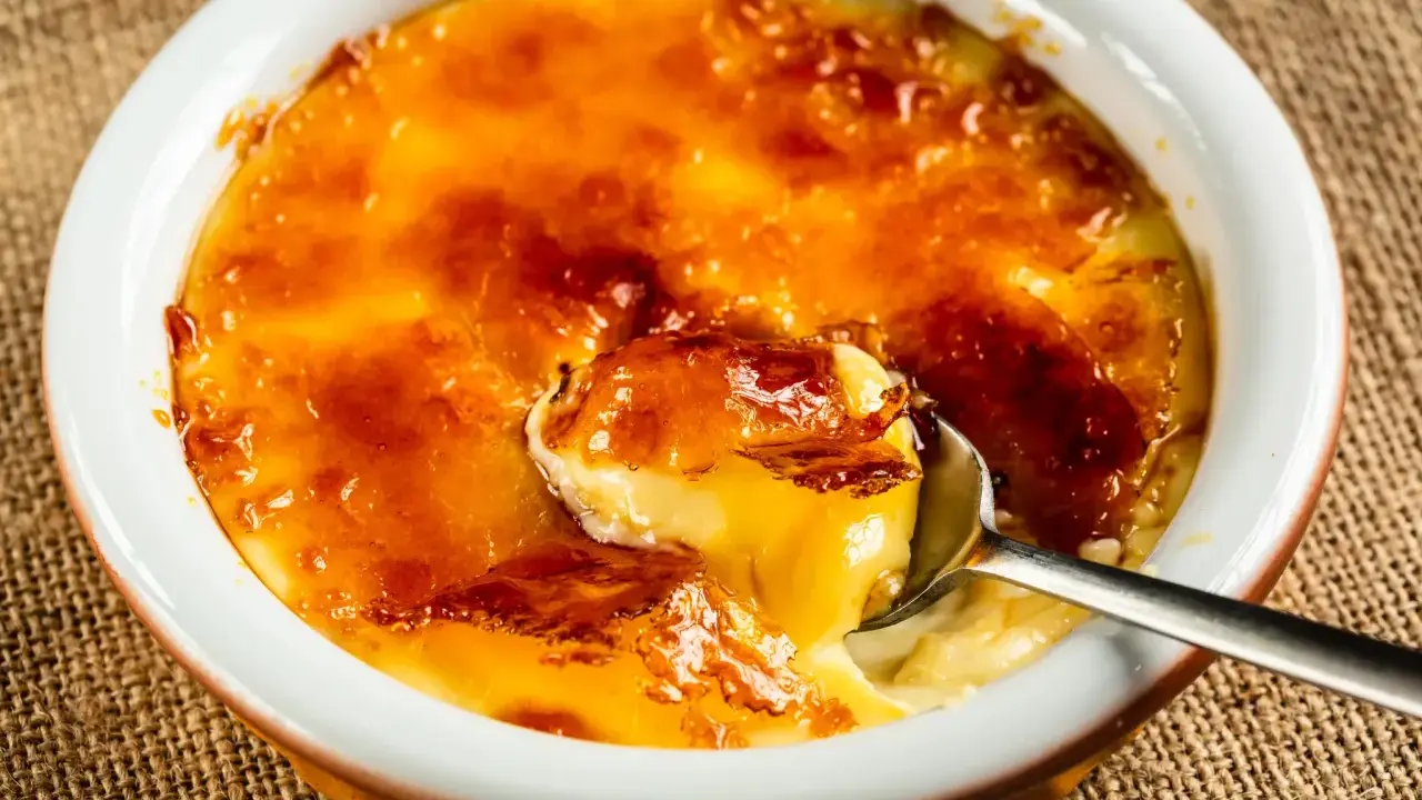 Crème brûlée, un dessert iconique dont l'origine remonte au XVIIe siècle, avec sa croûte caramélisée craquante et sa crème onctueuse.