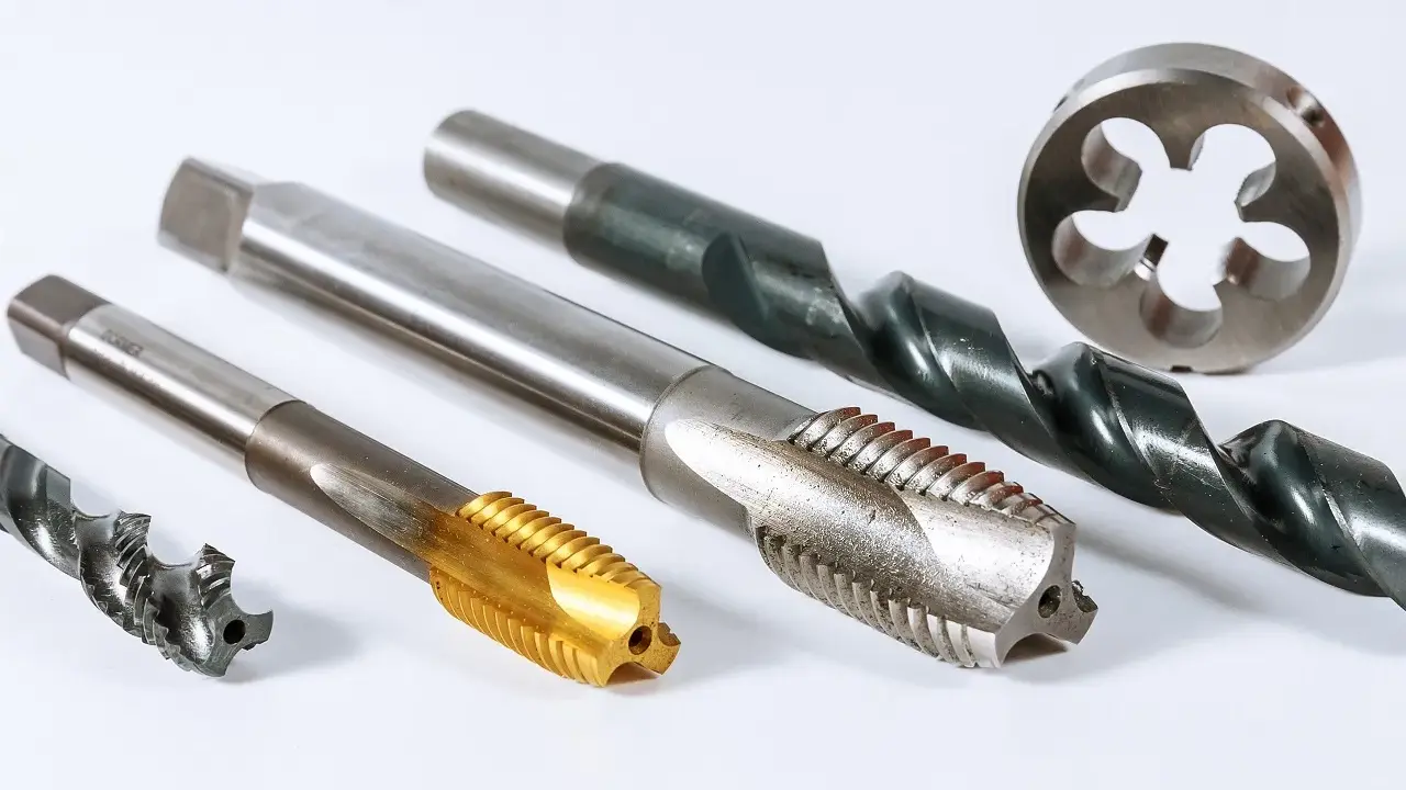 Narzędzia do gwintowania: gwintowniki i wiertła.