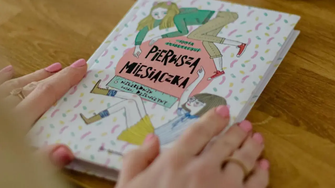 Książka "Pierwsza miesiączka" z ilustracjami dziewczynek, która odpowiada na pytanie, w jakim wieku dziewczynki dostają okres.