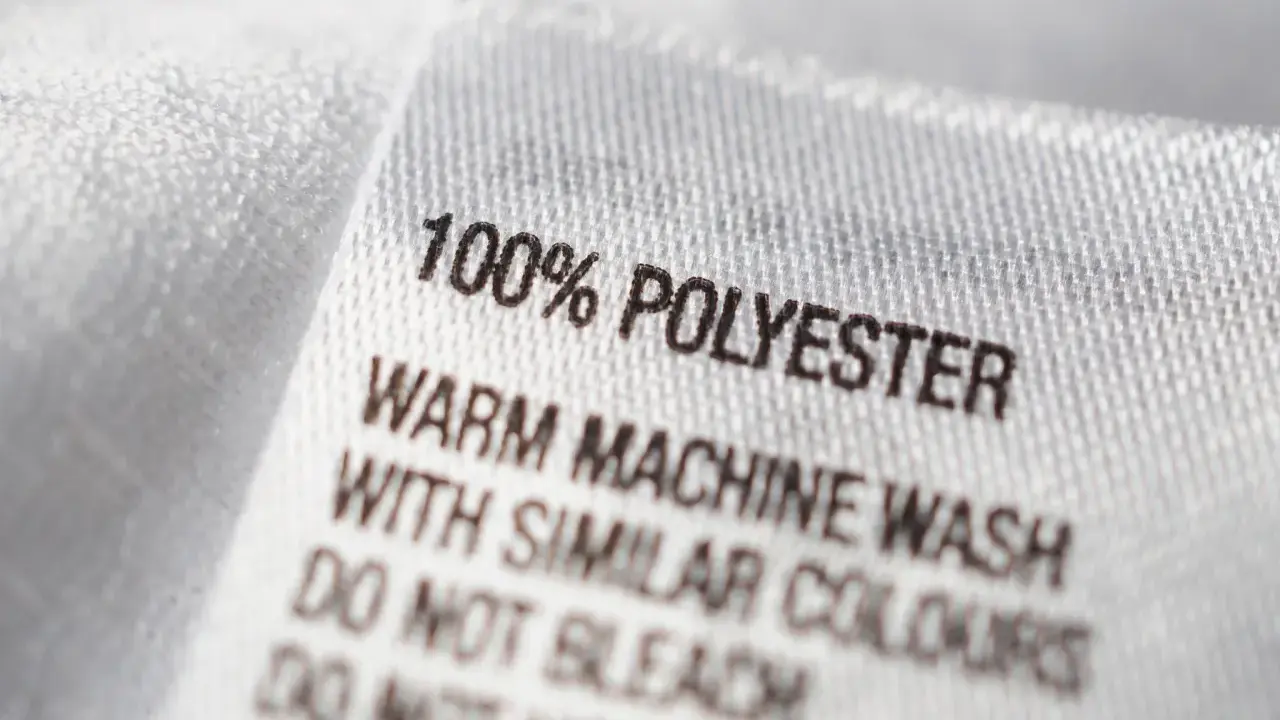 Etichetta: 100% poliestere. Come si lava: lavaggio in lavatrice a caldo con colori simili. Non candeggiare.