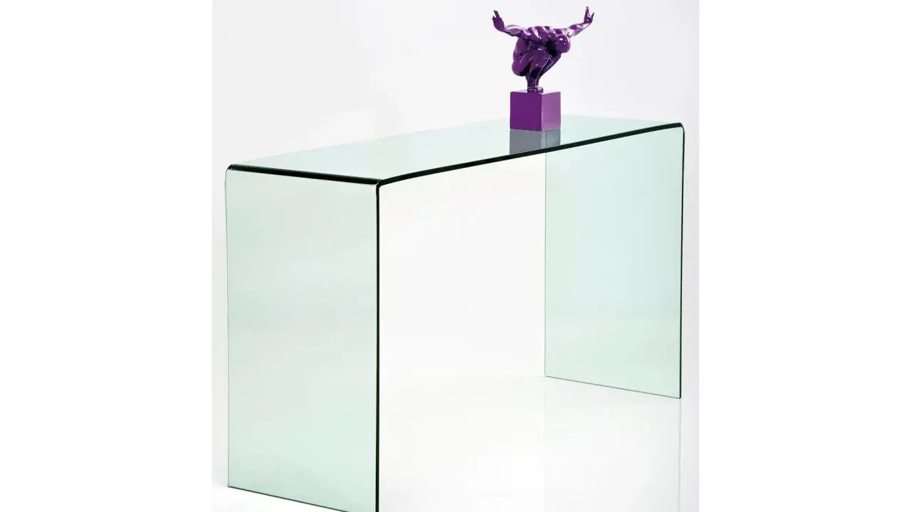 Consola cristal minimalista con escultura púrpura de un atleta en pose de lanzamiento.