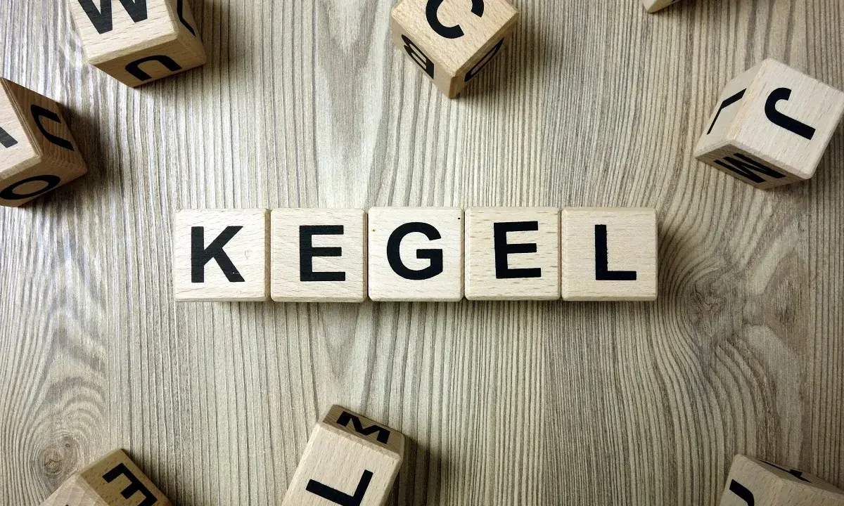 Drewniane klocki z literami układają słowo "KEGEL". Ćwiczenia mięśni Kegla u kobiet to klucz do zdrowia.