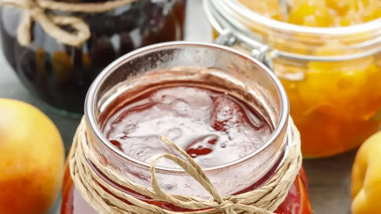Frisch eingemachte Marmelade: Gläser mit roter und gelber Fruchtzubereitung, perfekt zum **gelee selber machen**.