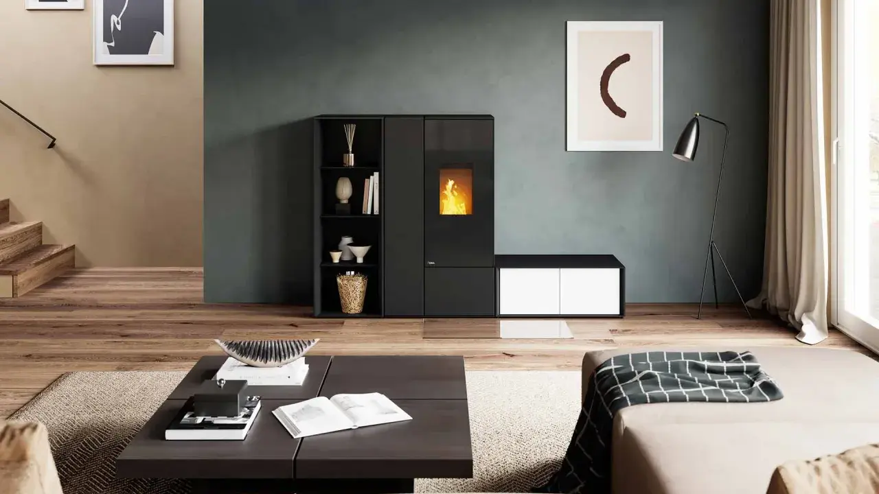 Un salon moderne avec un poêle à granulés convection naturelle, des étagères, un canapé et une table basse.