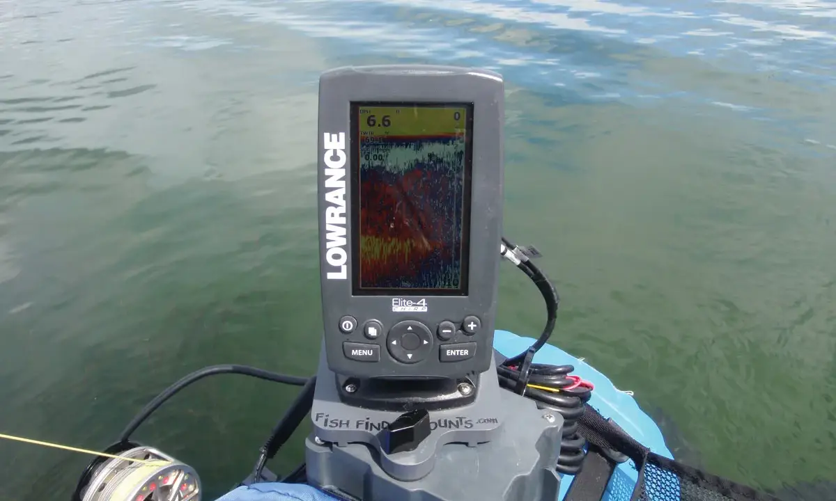 Branchement sondeur Lowrance sur un bateau, affichant une carte de pêche. La sonde est connectée, prête pour la pêche.