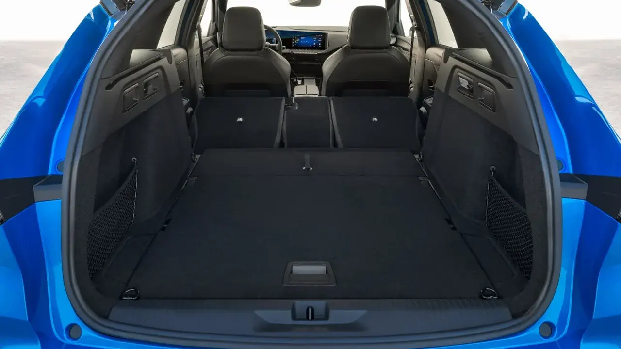 Maletero Opel Astra azul, listo para cargar equipaje o compras. Amplio espacio interior con asientos abatibles.