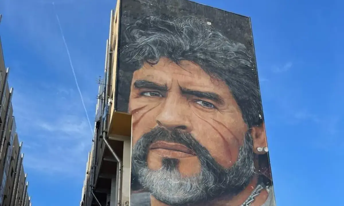 Un imponente murales di Maradona domina un palazzo a Napoli, un omaggio al Pibe de Oro.