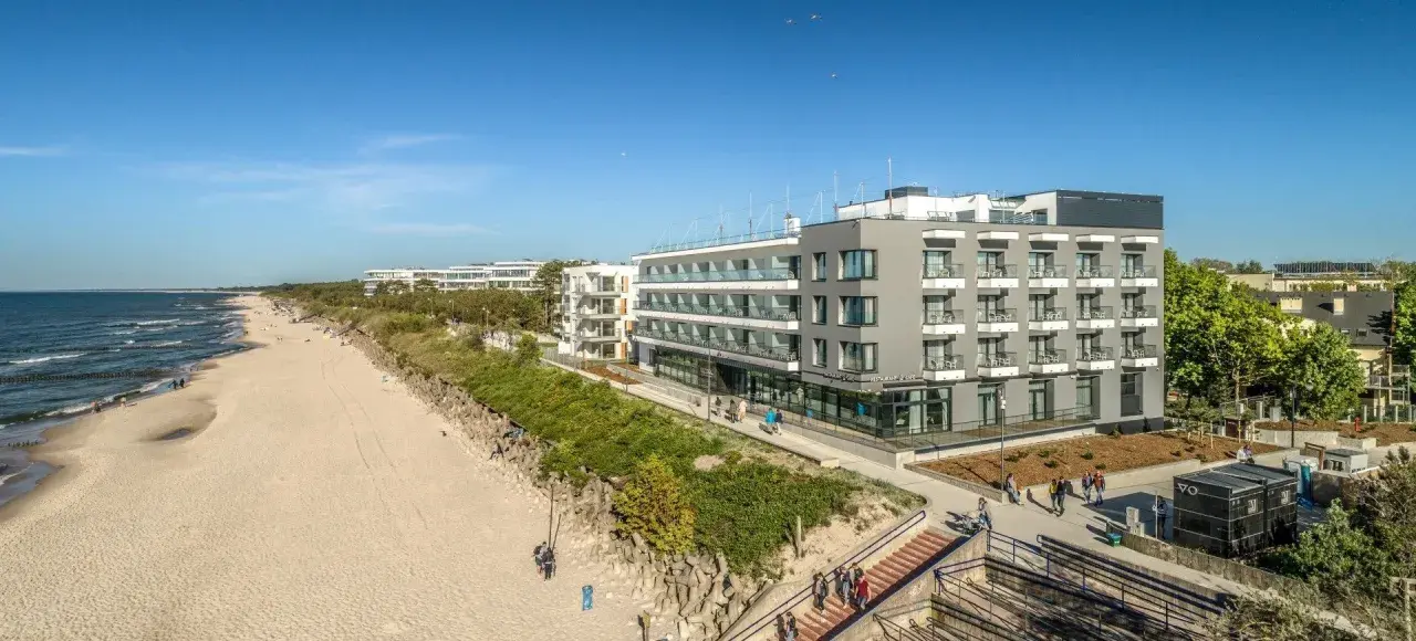 Nowoczesny hotel nad morzem, idealny pomysł na wyjazd urodzinowy. Piękna plaża, czyste powietrze i widok na Bałtyk.
