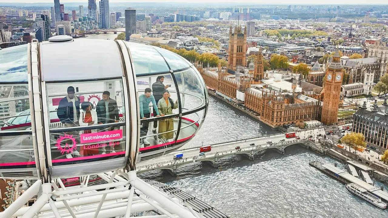 Ludzie podziwiają panoramę Londynu z kapsuły London Eye. Ciekawostki o tym miejscu można odkrywać podczas tej niezwykłej podróży.