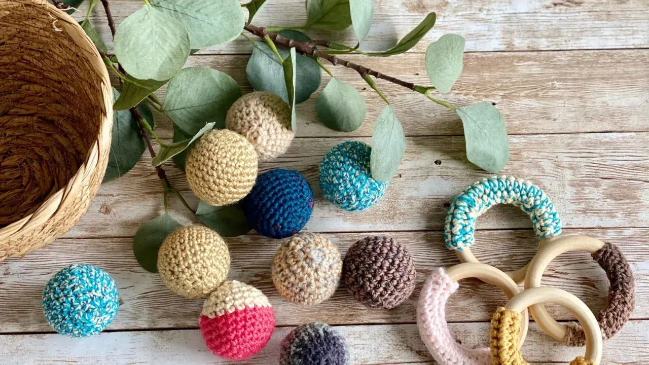 Hermosos sonajeros y mordedores de crochet para bebes, hechos a mano con hilos de algodón y aros de madera.