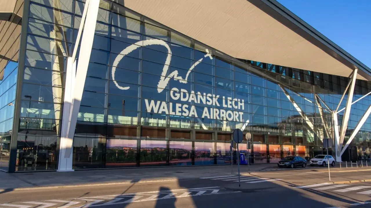 Nowoczesny budynek lotniska im. Lecha Wałęsy w Gdańsku. Stąd wyruszysz w podróż, szukając tanich lotów z Gdańska gdziekolwiek.