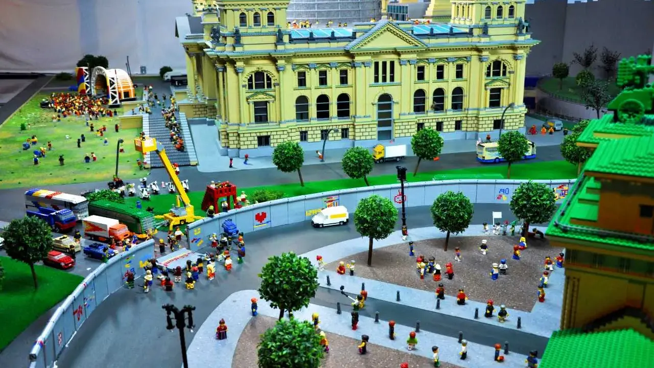 Miniaturowy Berlin z klocków: Reichstag, Mur Berliński i tłumy ludzi. Wspaniałe berlin atrakcje dla dzieci do odkrycia!