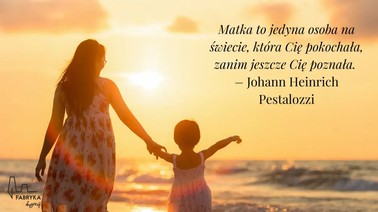 Matka z dzieckiem trzymają się za ręce na plaży o zachodzie słońca.