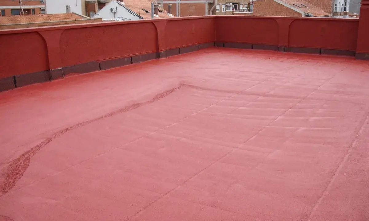 Tejado con acabado rojo, recién aplicado un slurry que es una capa protectora.