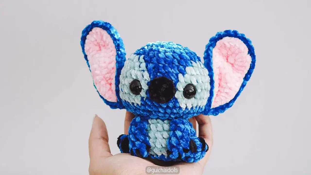 Amigurumi de Stitch con orejas rosas, ¡un adorable **stitch amigurumi patron gratis en español** para tejer!