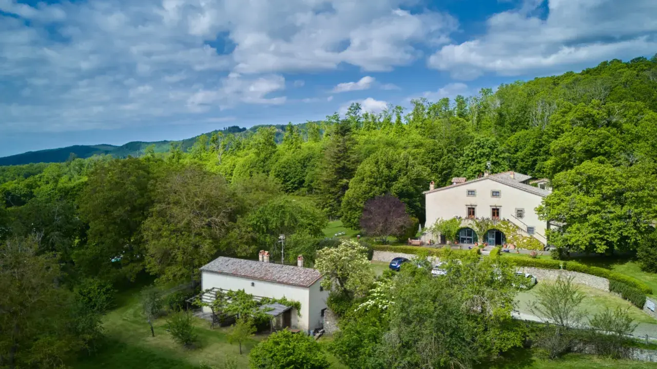 Casale immerso nel verde, tra colline lussureggianti, dove si trova il Monte Amiata. Un luogo di pace e natura.
