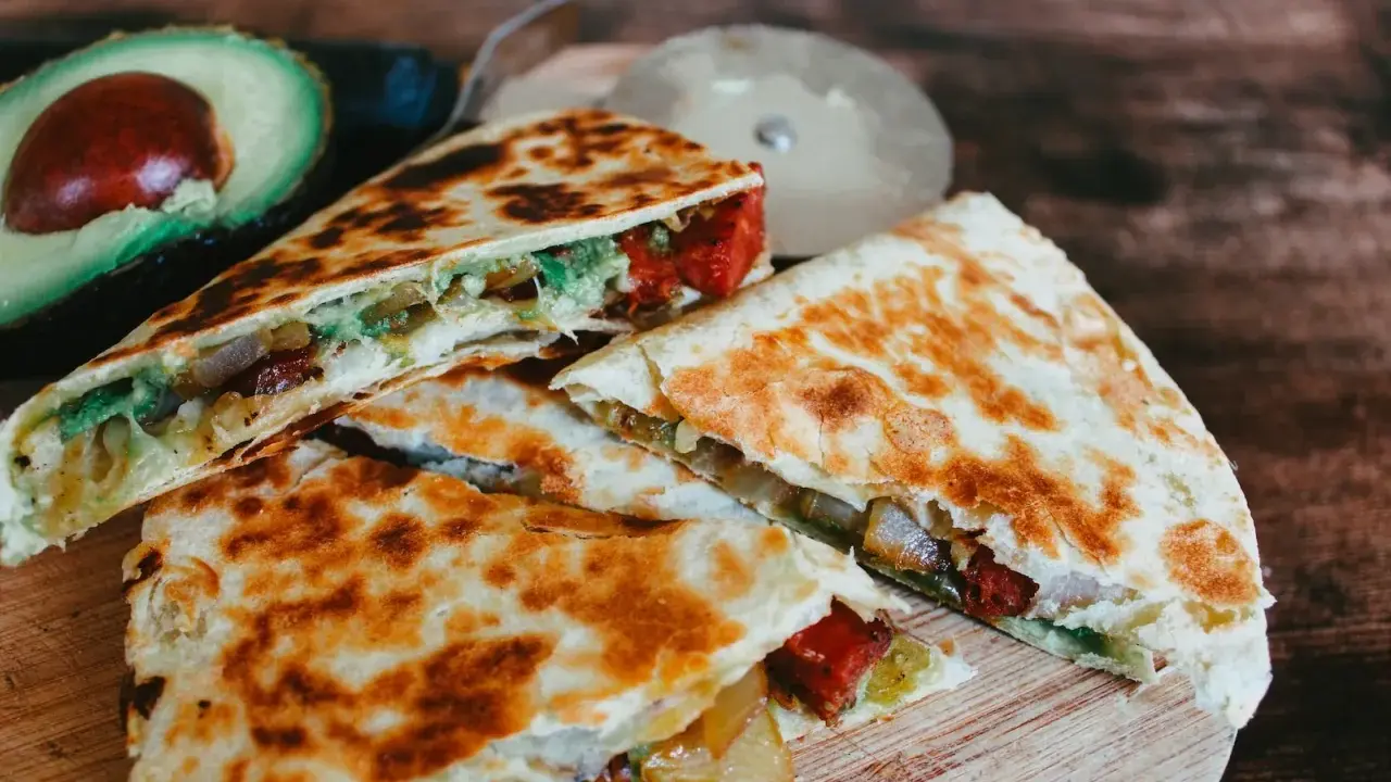 Krispiga quesadillas med avokado och fyllning, perfekt som supergod fredagsmat.