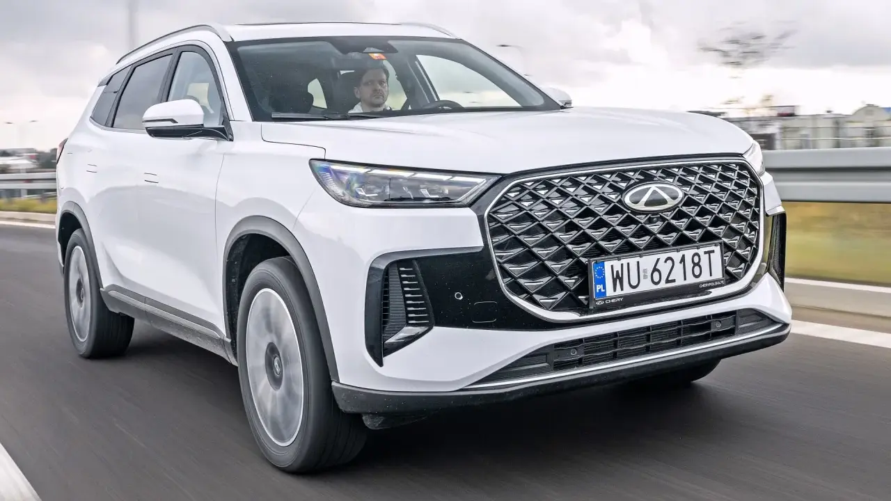 Biały Chery Tiggo 8 w ruchu drogowym. Sprawdź atrakcyjną chery tiggo 8 cena i wybierz swój nowy SUV.