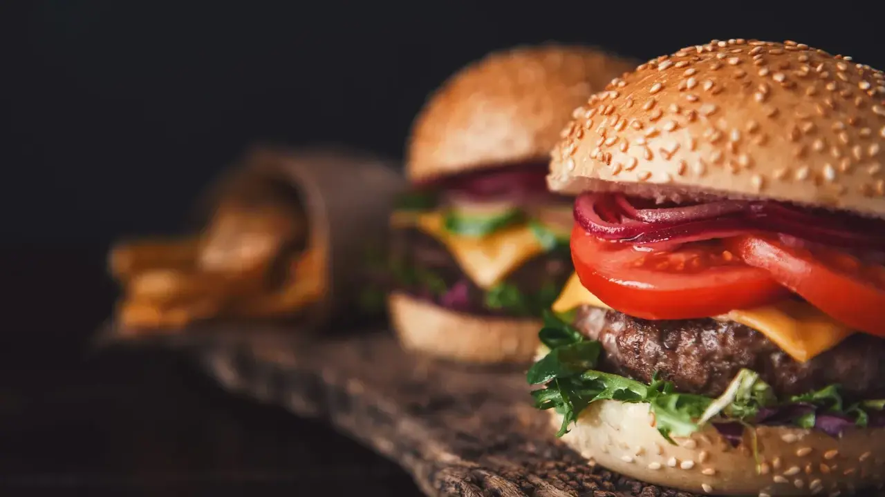Jak zrobić idealny smash burger? Chrupiąca skorupka z żeliwa!