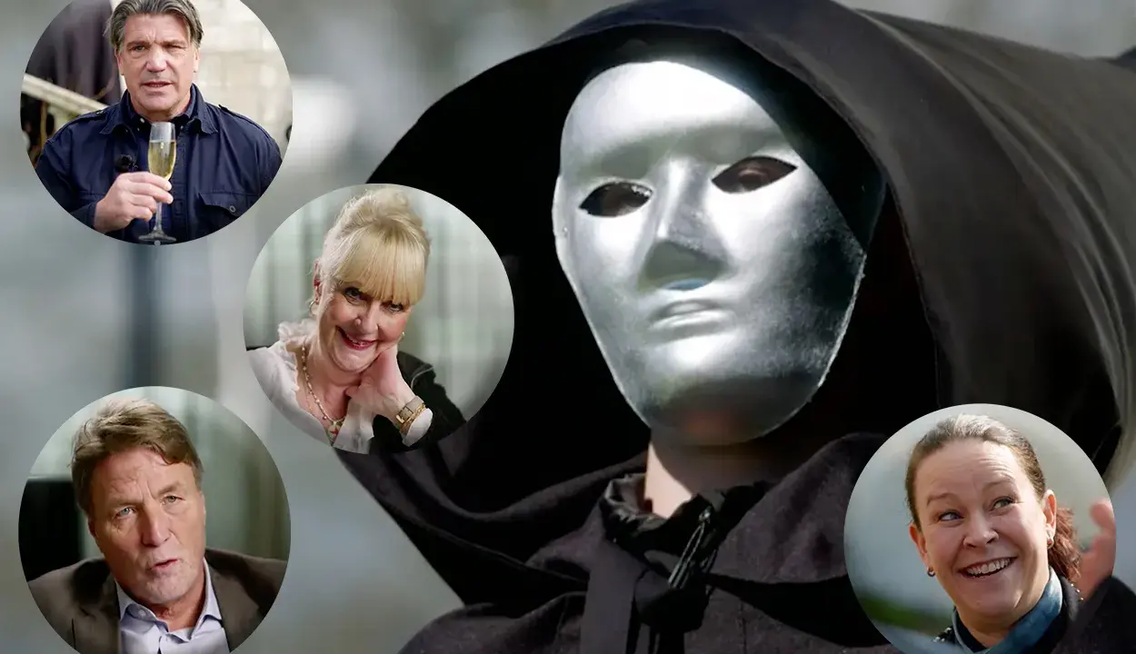 En mystisk figur med silvermask och huva omgiven av porträtt av fyra personer. En ny serie på TV4 Play.