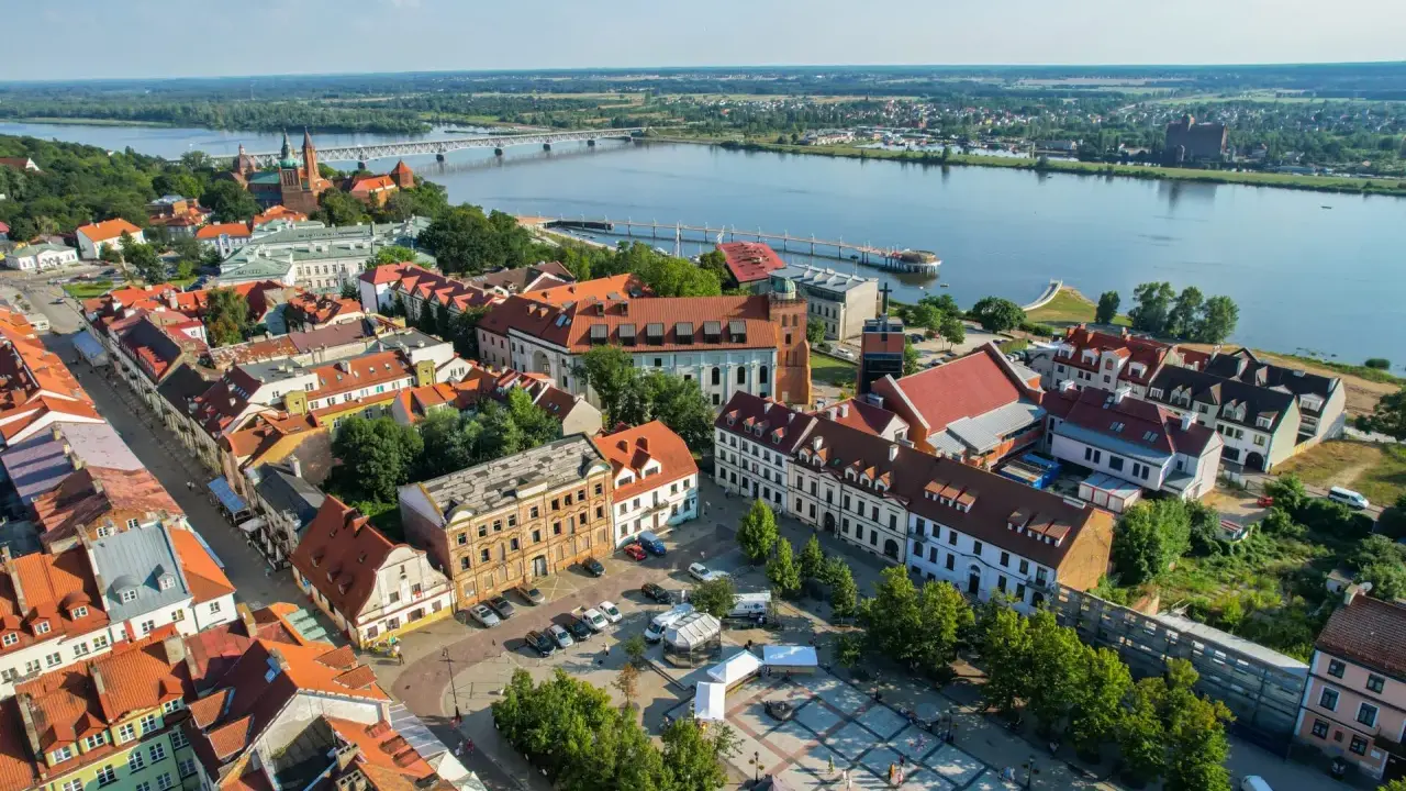 Urokliwe miasteczko nad Wisłą, idealne na jednodniową wycieczkę. Atrakcje turystyczne 100 km od Płocka czekają!