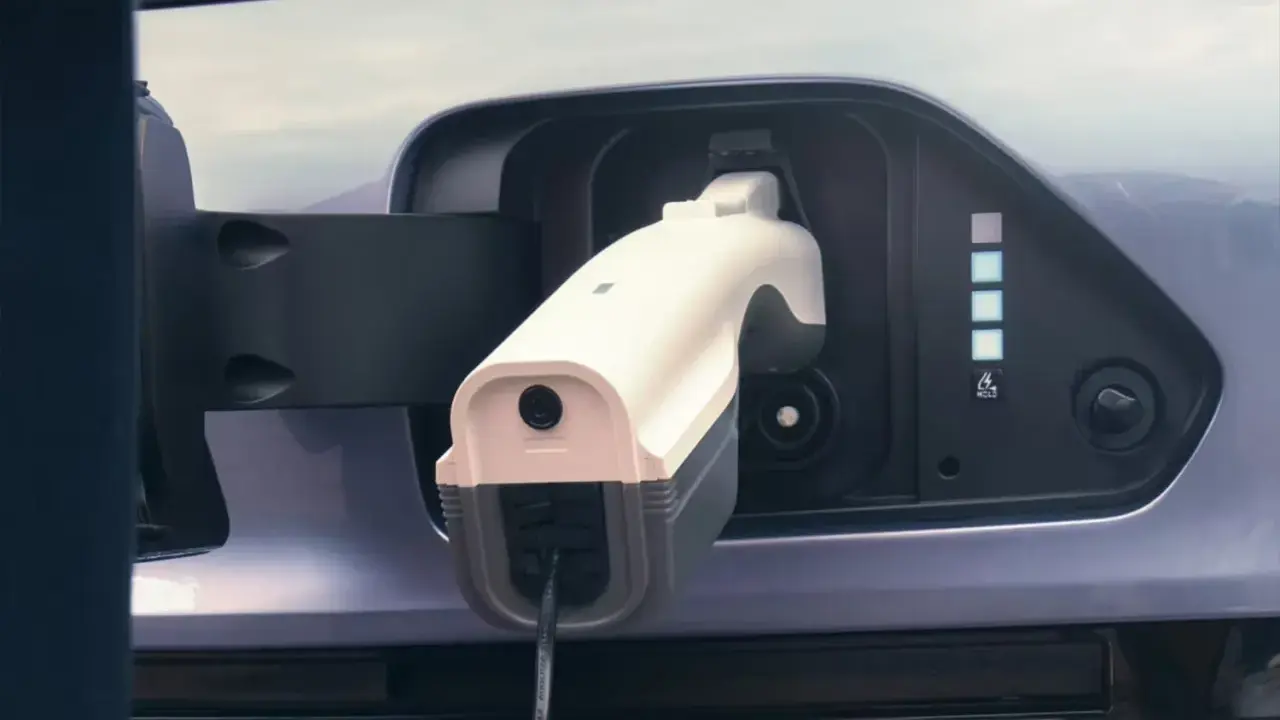 Cargando un coche eléctrico. Aunque los coches eléctricos no tienen embrague, este se conecta a la red para recargar su energía.