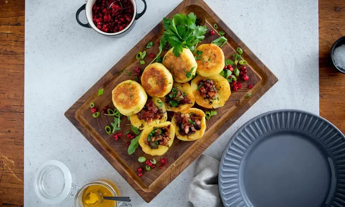 Kroppkakor recept: Gyllene kroppkakor fyllda med fläsk och serverade med lingon. En klassisk svensk rätt.