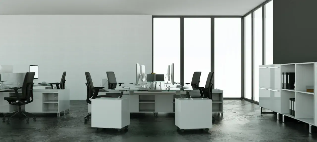 Nowoczesne biuro z przeszklonymi ścianami i ergonomicznymi stanowiskami pracy. Inspiracja, jak urządzić biuro, by było funkcjonalne i estetyczne.