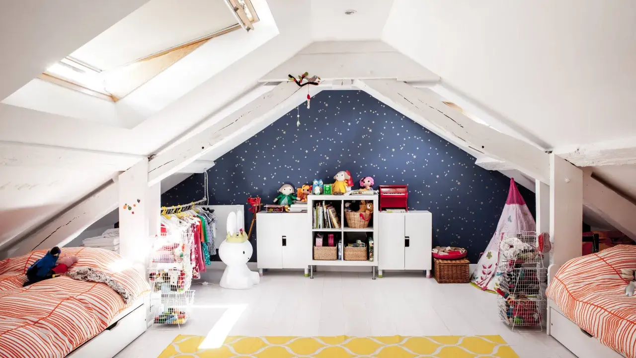 Kreative kinderzimmer dachboden ideen: zwei Betten, Spielzeug, Kleiderständer und ein Sternenhimmel an der Wand schaffen eine gemütliche Atmosphäre.