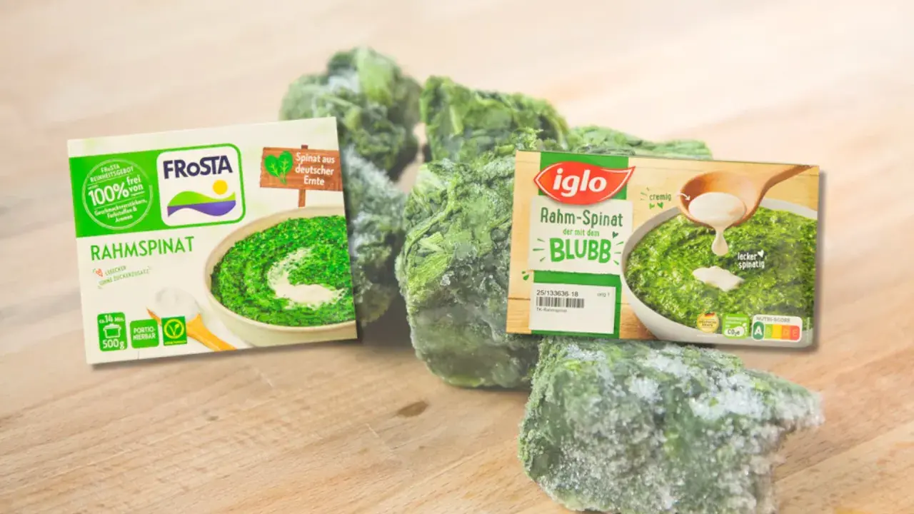 Gefrorener Rahmspinat von Frosta und Iglo, reich an Spinat Protein, liegt auf einem Holzbrett.